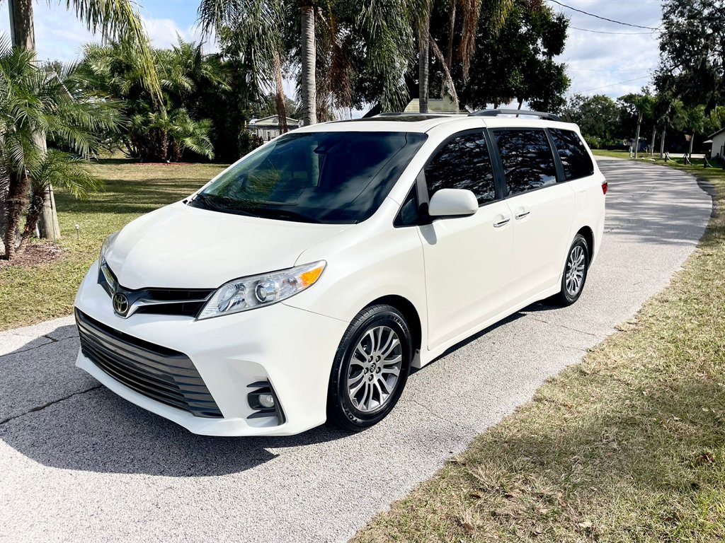 2020 Toyota Sienna XLE's photo