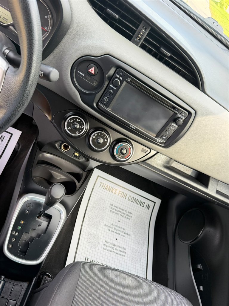 2017 Toyota Yaris SE - Photo 9