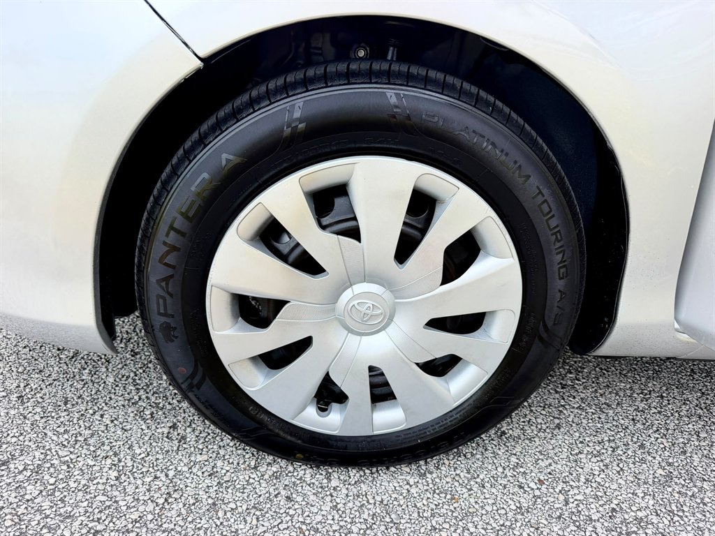 2017 Toyota Yaris SE - Photo 24